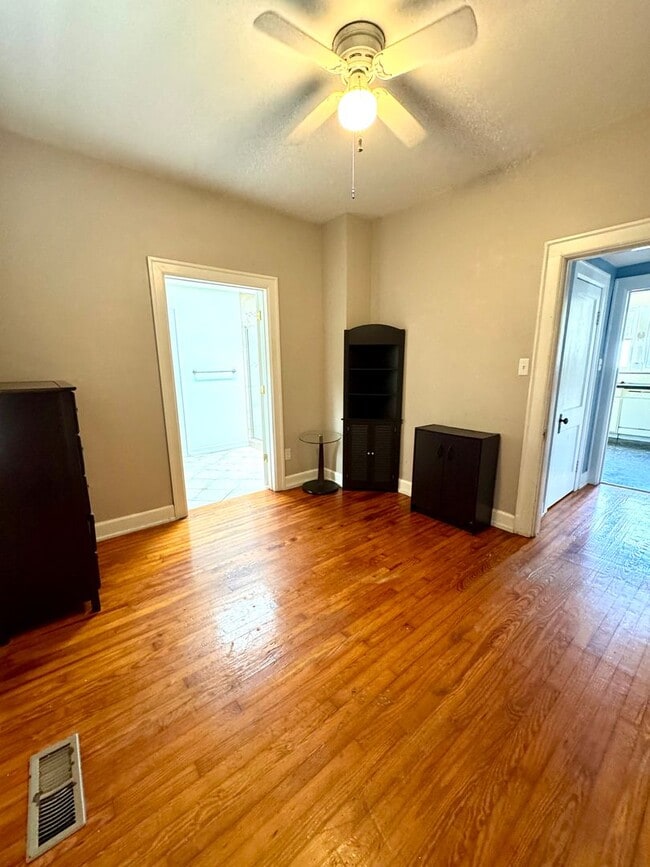 Building Photo - Single Family Home for Rent - Direct acces...