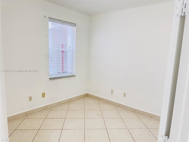 Building Photo - 3 br, 2 bath Condo - 4311 SW 160th Ave Apt...