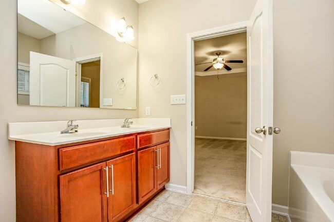 Building Photo - 3 Bedroom 2 Bathroom Nest in Raeford