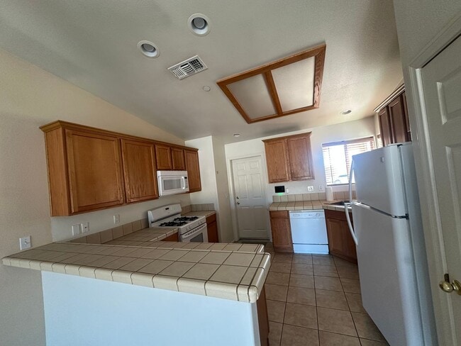 Building Photo - 4 bedroom home close to Joshua Tree National Park!