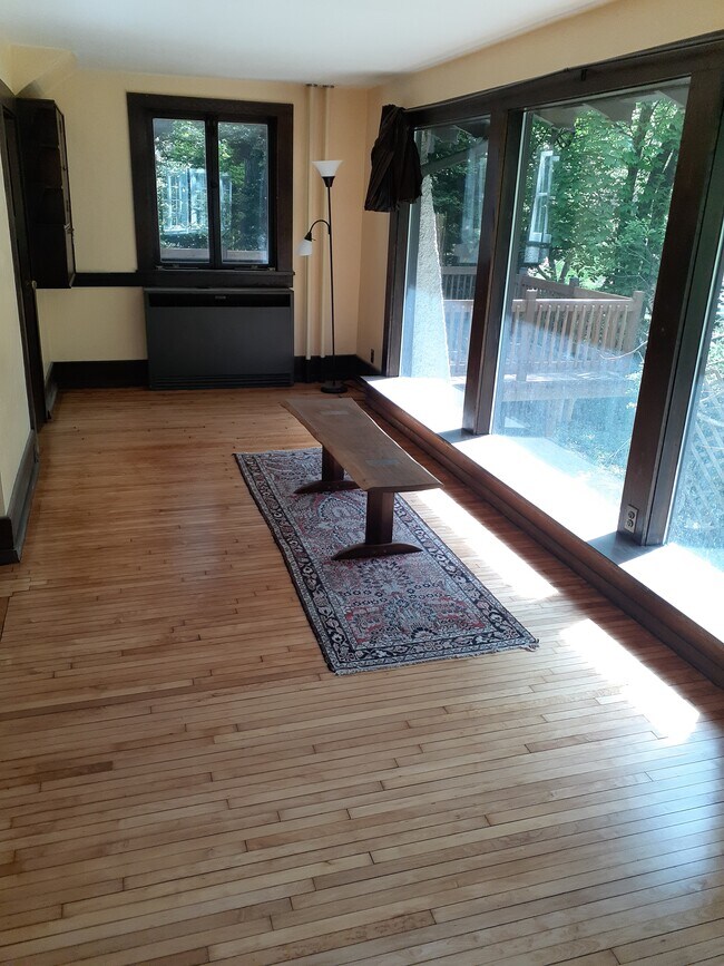 Building Photo - 630 E Holmes St