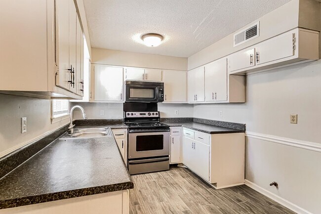 Building Photo - 4290 Park Forest Dr