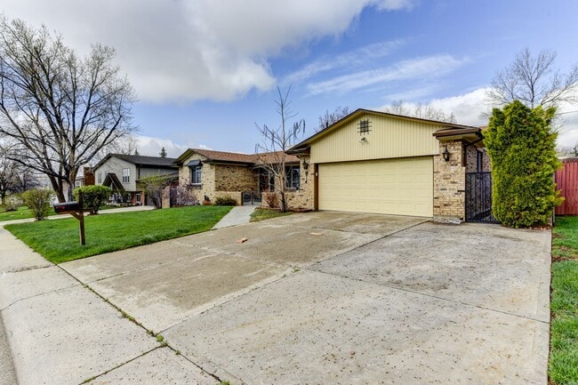 Building Photo - Great 4 Bedroom 3 Bath Home with 2 Car Garage and Covered Patio!