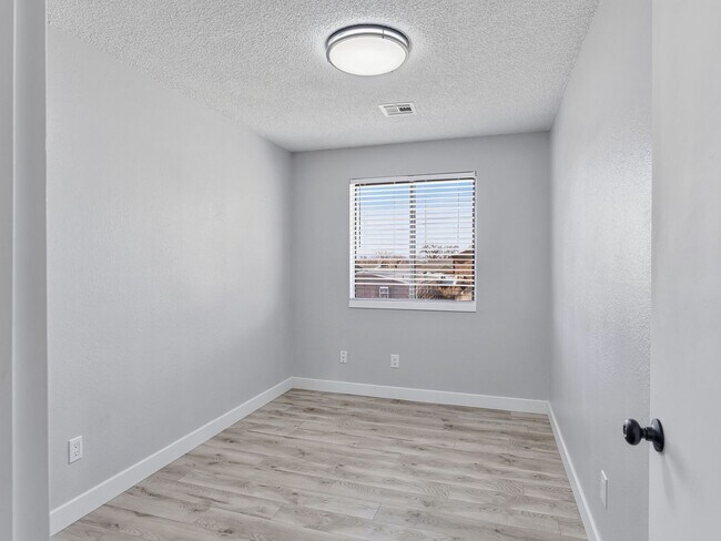 Building Photo - Palisade Perfection: Remodeled Condo Steps from Downtown!