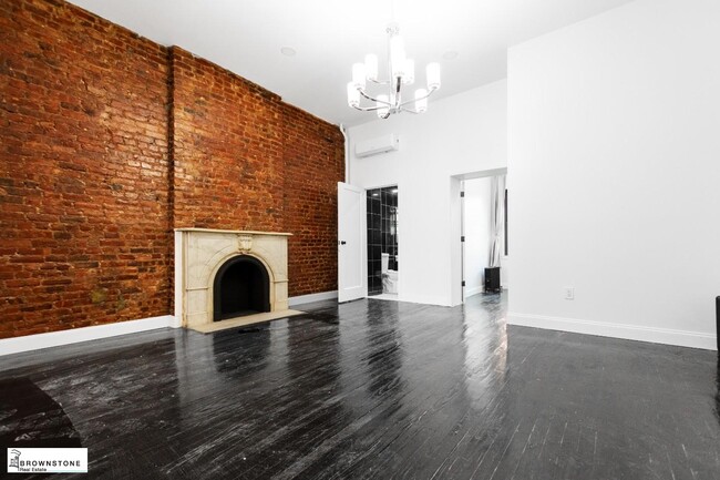 Building Photo - NO FEE! Carroll Gardens: Mint and Chic Dup...