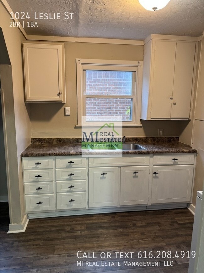 Building Photo - 1024 Leslie St