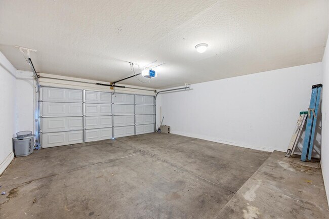 Building Photo - 12418 W Windrose Dr