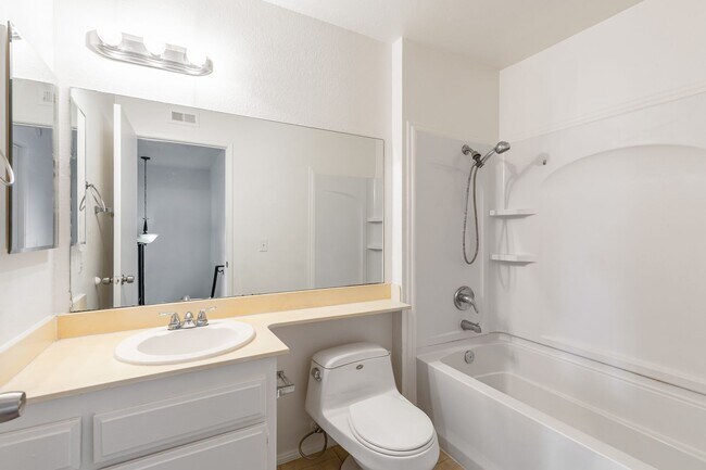 Building Photo - Spacious & Central 3BR/2.5 BA Town Home