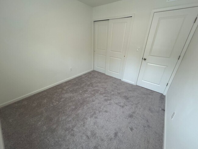 Building Photo - 3 Bedroom | 2.5 Bathroom End Unit Raleigh ...