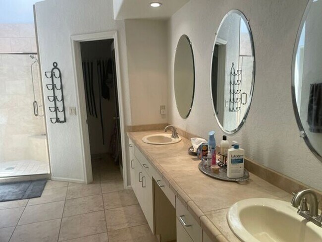 Building Photo - Beautiful home in gated community