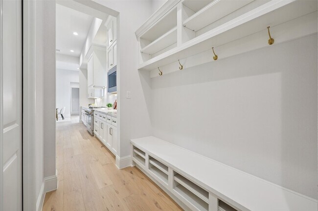 Building Photo - 3845 Van Ness Ln