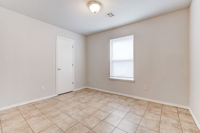 Building Photo - Cute 3BD/2BTH Duplex in Central East Norman!