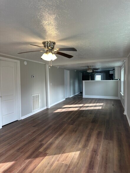 Building Photo - 617 Cassville Rd SE