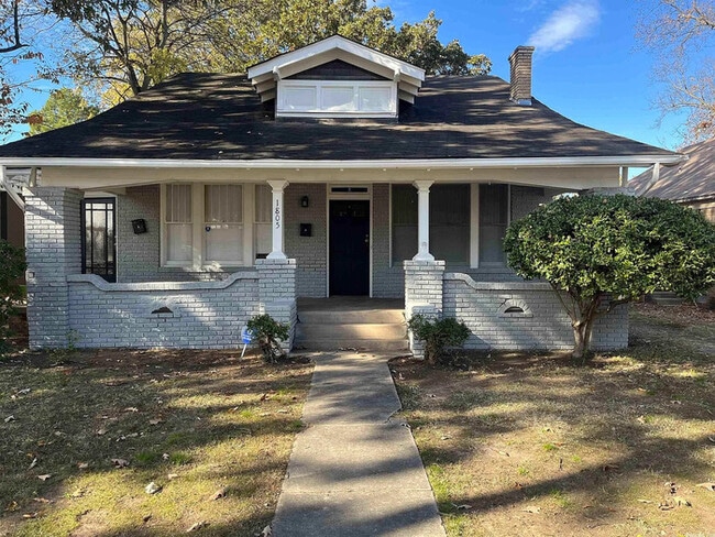 Primary Photo - 1805 Maple St