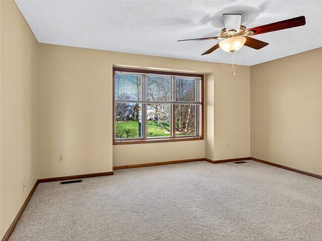 Building Photo - 9 Glen Valley Dr