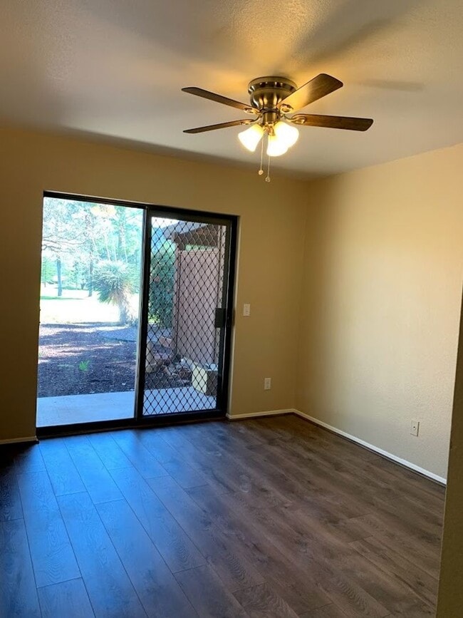 Building Photo - 375 Fairway Oaks Dr