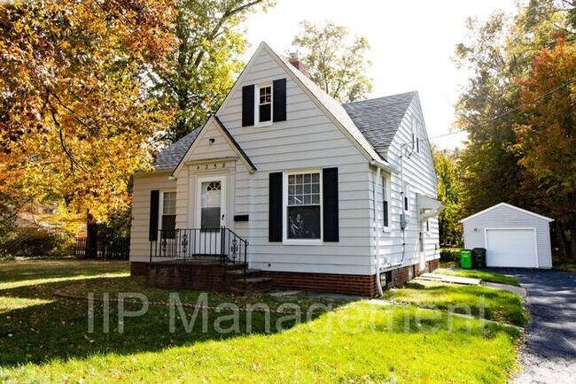 Primary Photo - Beautiful 3 Bedroom house in South Euclid!