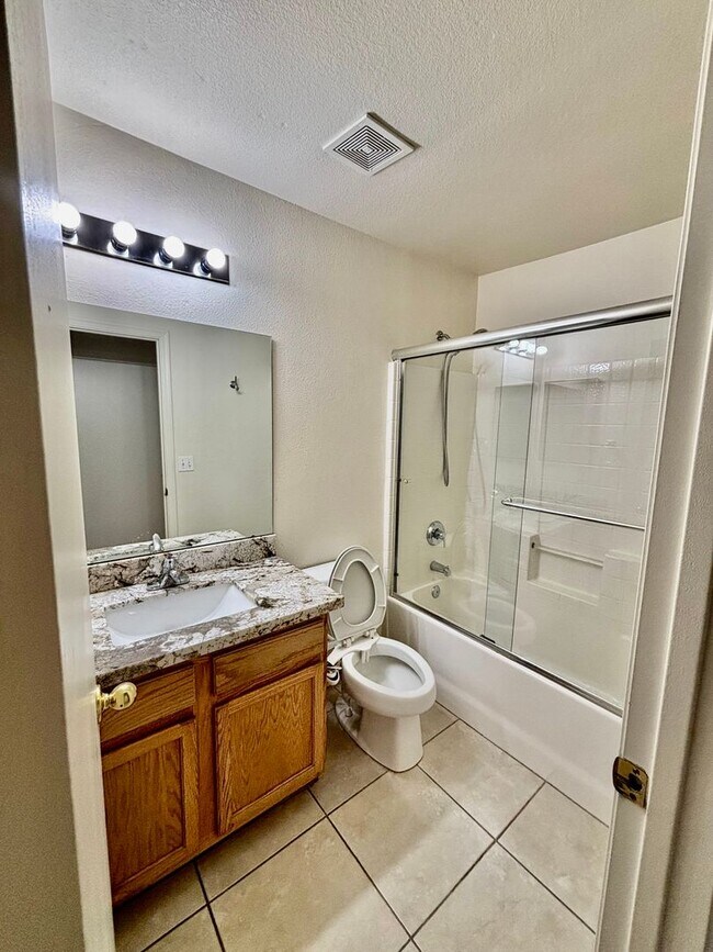 Building Photo - Delightful East Side 3 bedroom/2 bath Home with AC