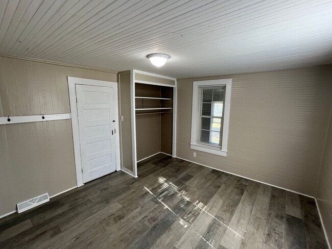 Building Photo - Cozy 2-Bedroom, 1-Bathroom Home