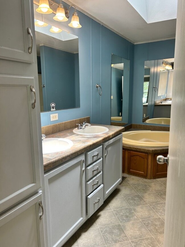 Building Photo - Spacious 4 Bedroom Home with Basement, Clo...