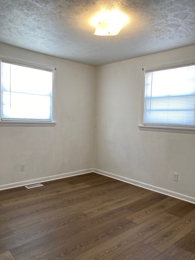 Building Photo - ALL Brick ** 1-level ** Corner Lot