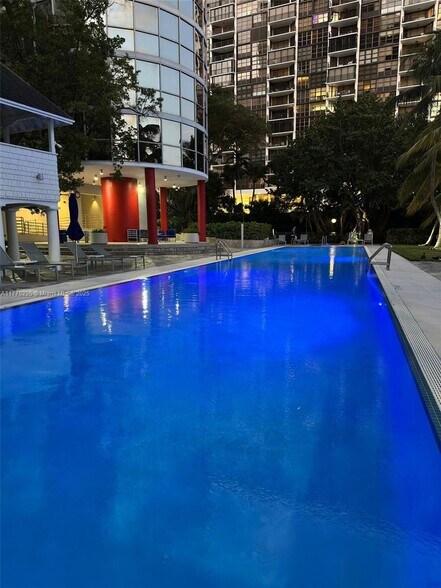 Building Photo - 2025 Brickell Ave