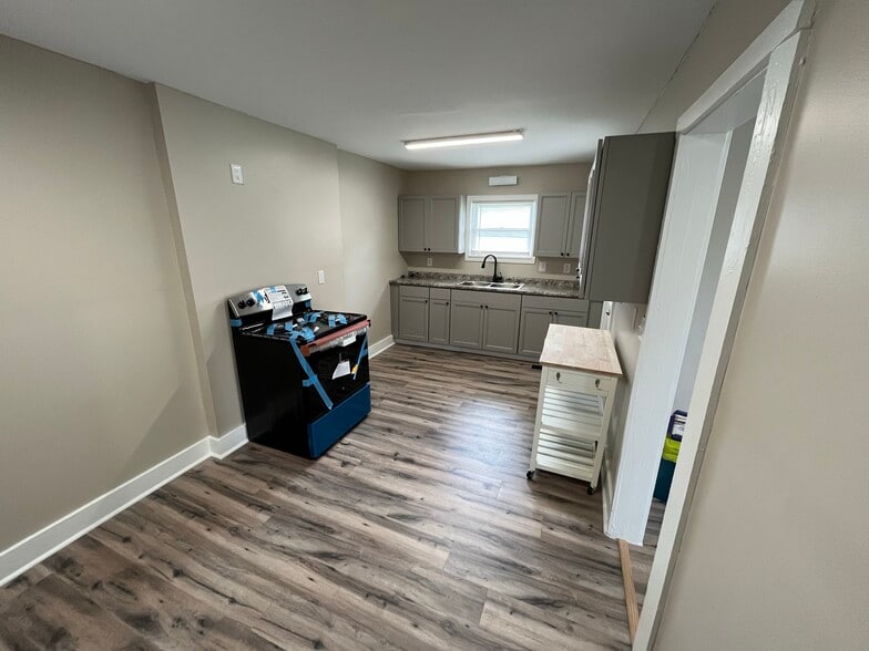 Building Photo - 211 Snyder St