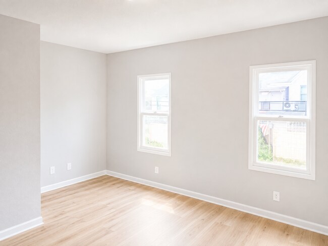 Building Photo - 324 2nd Ave