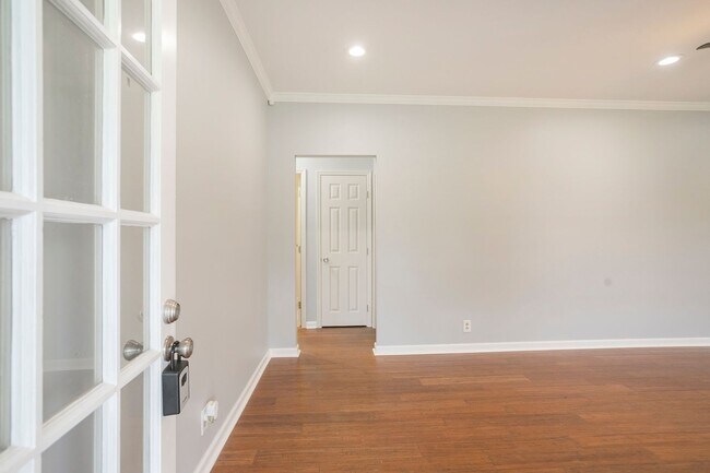Building Photo - Lovely Home in Old Hickory