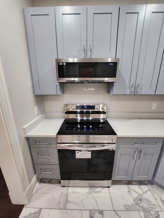 Building Photo - Newly Renovated One Bedroom Available Toda...