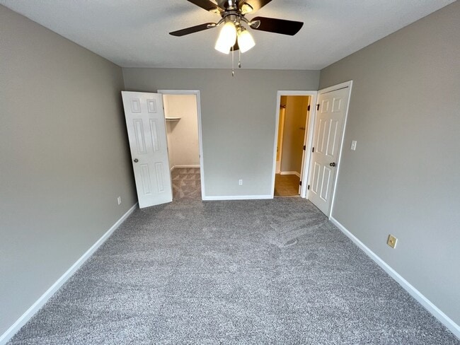 Building Photo - Adorable 3 Bedroom Townhouse w/ 1st Floor Bedroom