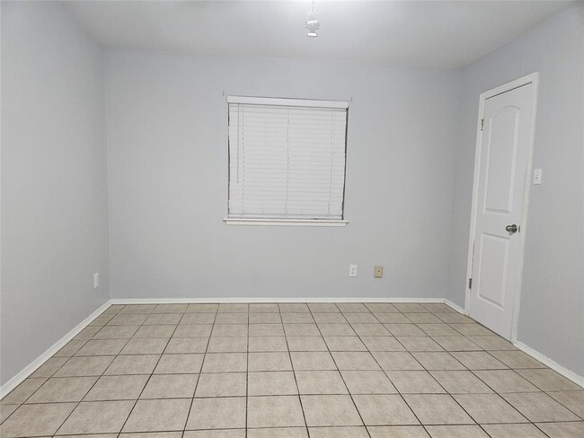 Building Photo - 2305 Cottonwood Dr