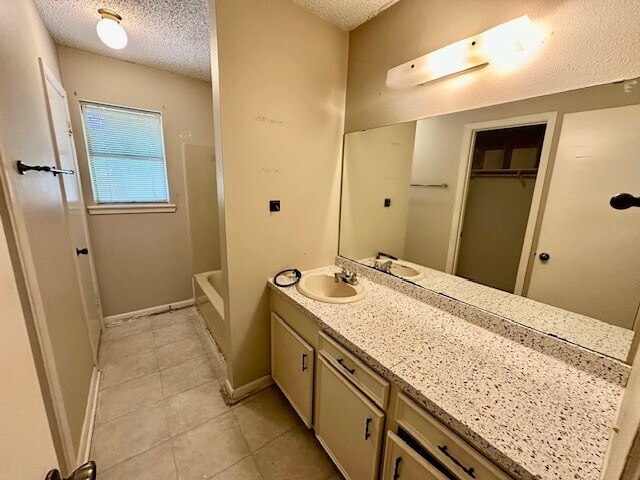 Building Photo - 201 Hickory Hill Dr