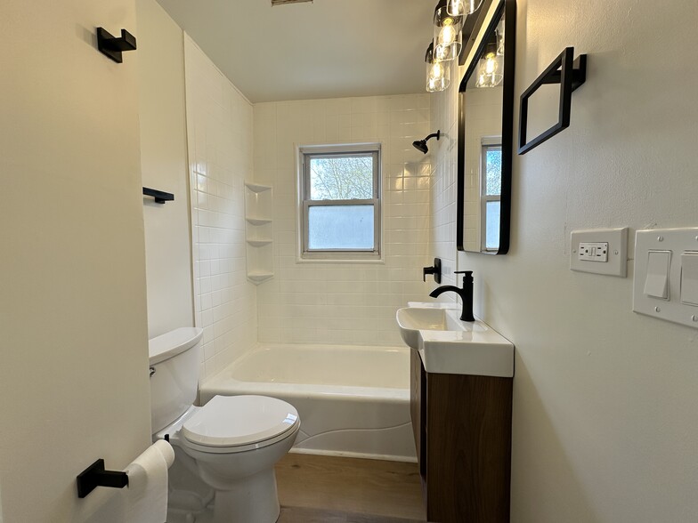 Building Photo - 307 S 5th Ave