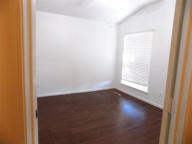 Building Photo - 1918 Appleton Dr