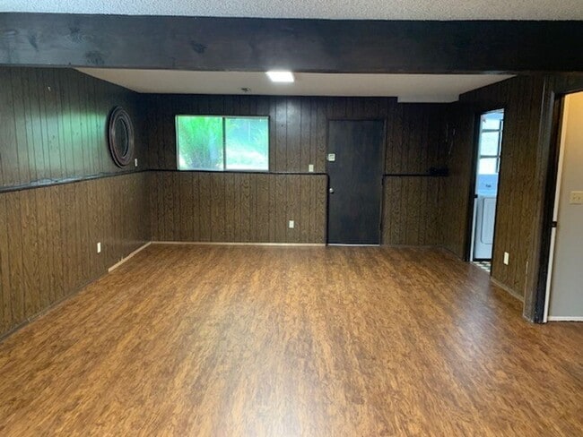 Building Photo - Kenmore House / RENT SPECIAL