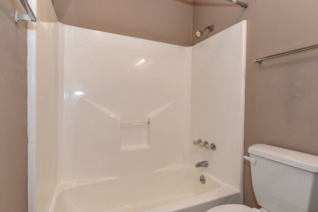 Building Photo - Nice Three Bedroom Duplex in Commerce in a...