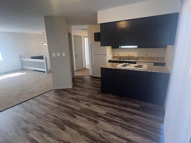 Building Photo - 431-431 Maple Grove Way