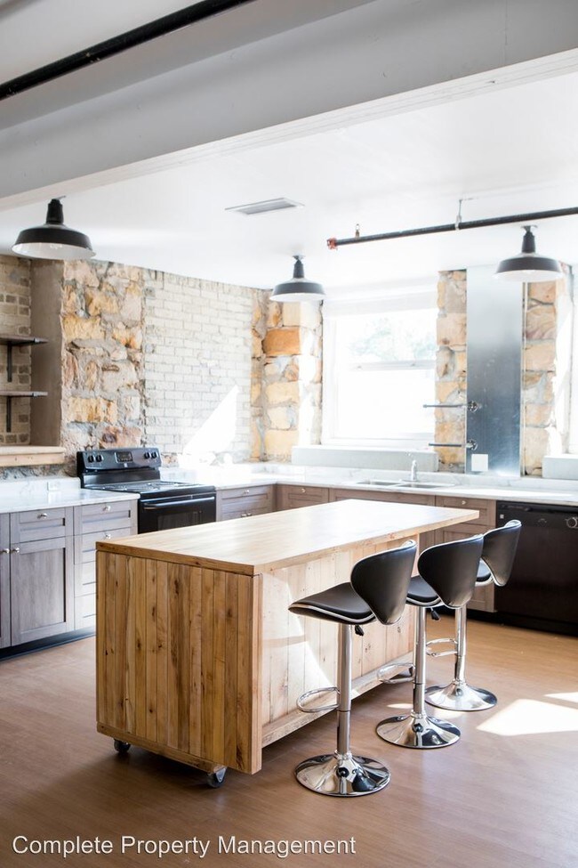 Building Photo - 925 Dilger Ave