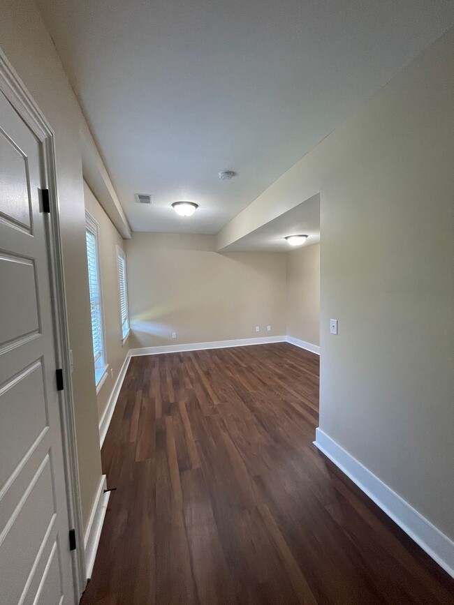 Building Photo - 4 Bedroom and 3 Bathroom Home in a Quiet S...