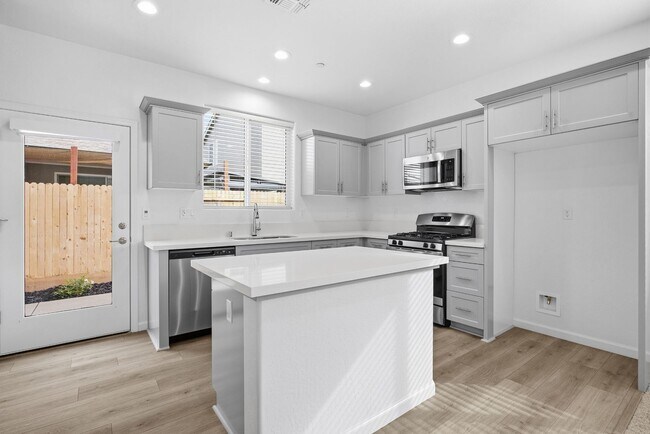 Building Photo - Brand New 3 Bedroom 2.5 Bathroom with Solar in NW Visalia!!