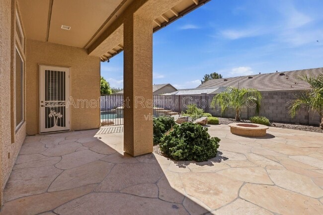 Building Photo - 7017 W Greenbriar Dr