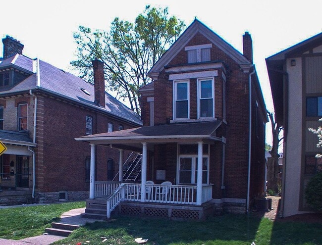 Building Photo - COMPLETELY UPDATED!! 2 bed/1 bath Close to Wexner Medical Center!