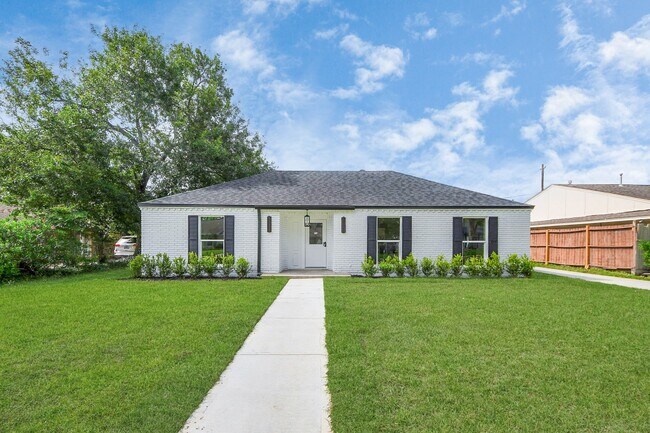 Building Photo - 6249 Locke Ln