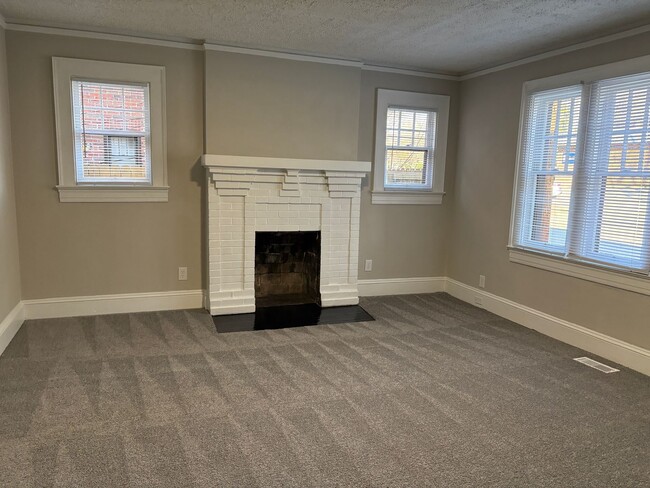 Building Photo - 2 Bedroom, 1 Bathroom Apartment in Reidsville!