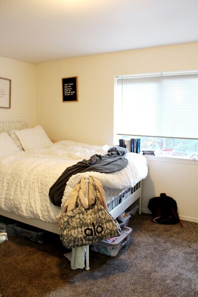 Building Photo - 1020 NE Alfred Ln