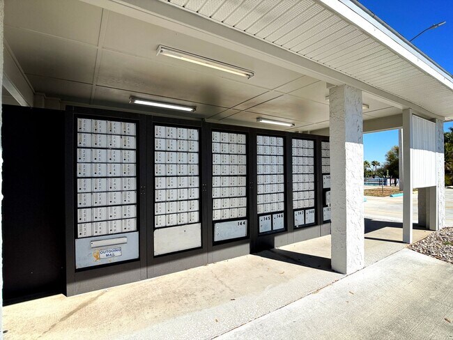 Building Photo - Perfect Location with Amenities Galore!