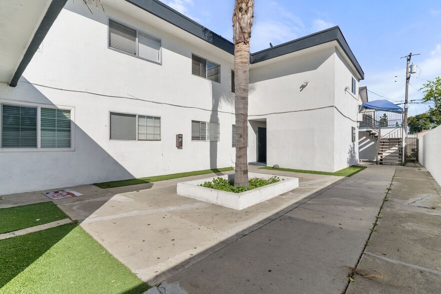 Building Photo - 11116 Berendo Ave