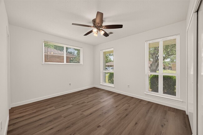 Building Photo - 313 Stratmore Dr