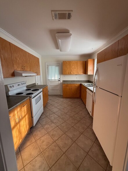 Building Photo - 1821 W Pine St